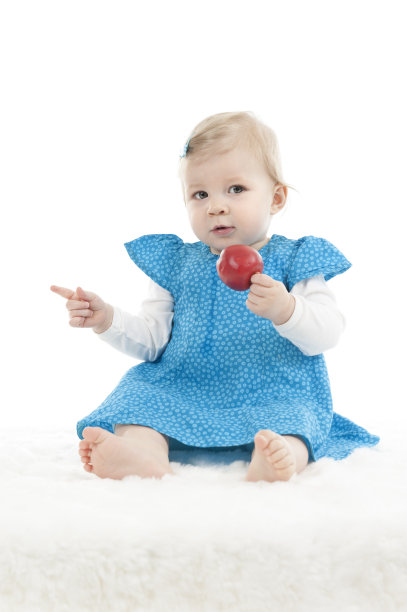 小女孩穿着蓝色的裙子，戴着苹果图片下载