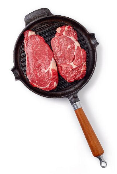 生牛排放在平底锅上准备烹调图片下载