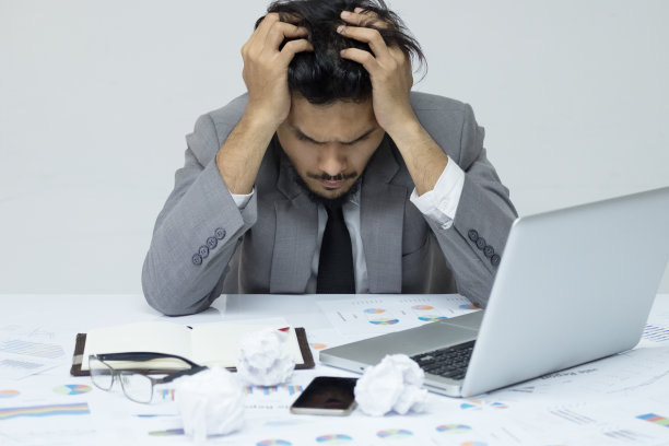 商人认真做事，努力工作的理念图片下载