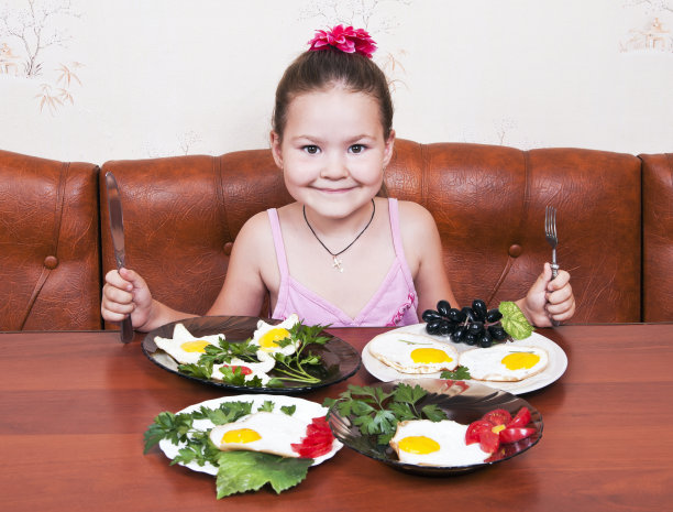 那个小女孩，还有四盘炒鸡蛋图片下载