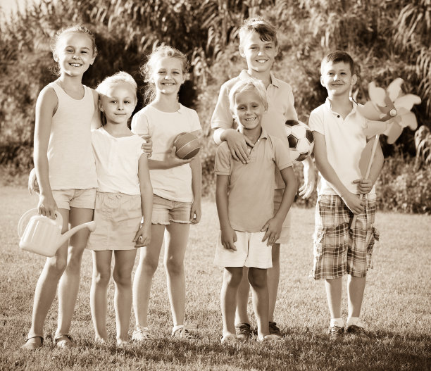 ï»孩子们站在公园里图片下载