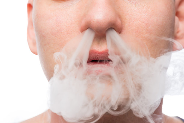 吸烟的人从鼻子里产生烟素材图片