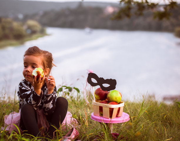 小女孩白天在草地上玩耍图片下载