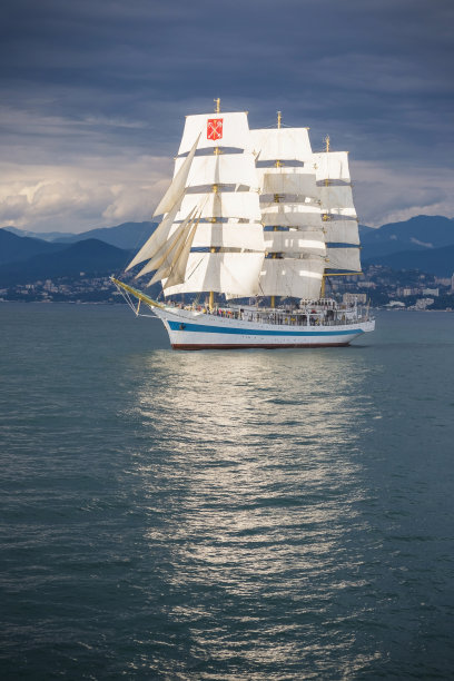 美丽的帆船在山的背景图片下载