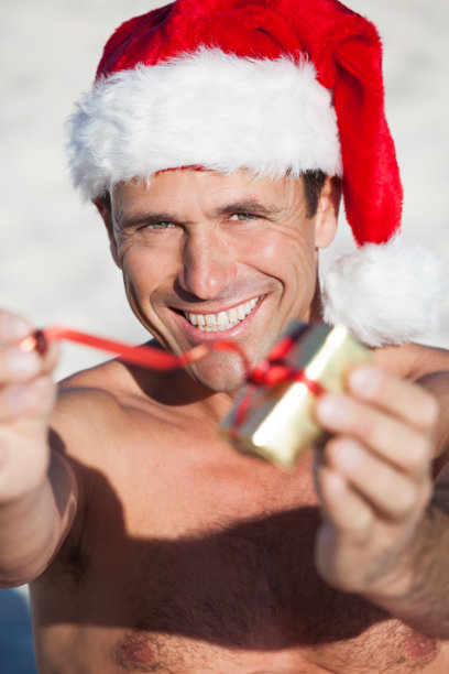 男人在阳光下扮演圣诞老人图片下载