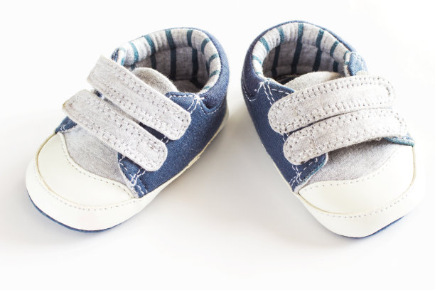 一双白色背景的童鞋图片下载