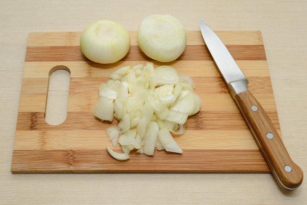 切好洋葱，把刀放在木板上图片下载