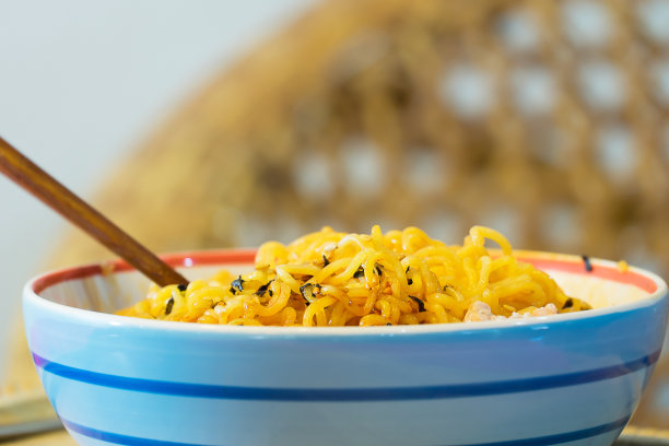 陶瓷碗夹藤条泡面图片下载