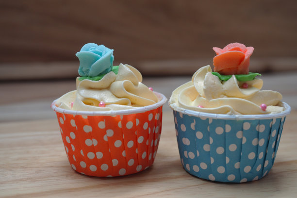 木盘子上的蛋糕、甜点和奶油图片下载