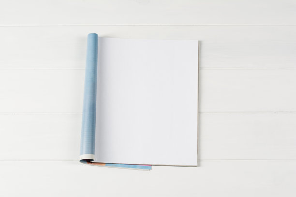 模型杂志或目录上木制桌子的背景。素材图片