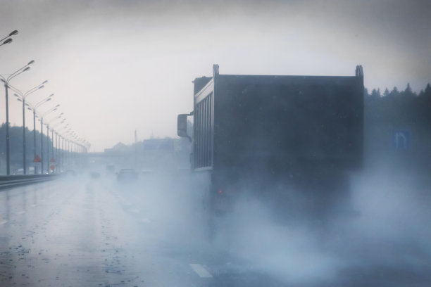 雨中高速公路上的交通图片下载