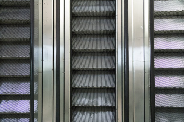 从上面可以看到三个空的自动扶梯图片下载