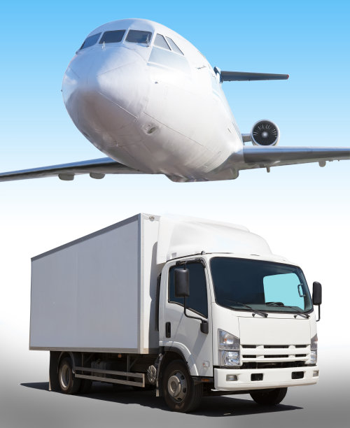 飞机在空中，卡车在路上图片下载