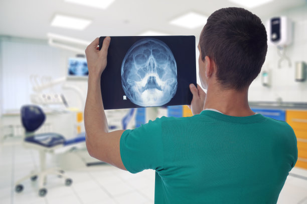 男医生牙医在看病人的x光片图片下载