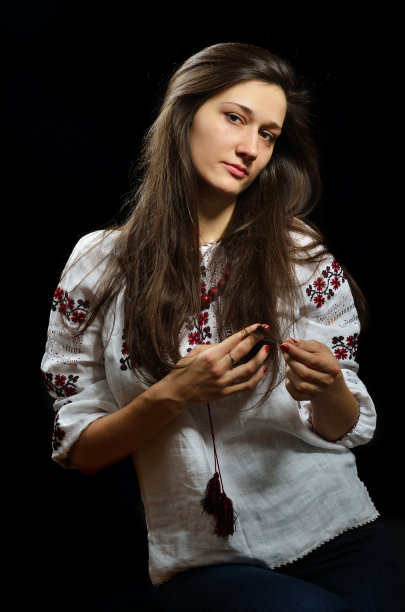 穿着绣花衬衫的乌克兰女孩图片下载