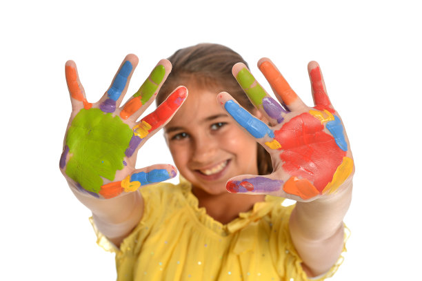 手上涂着颜料的少女图片下载