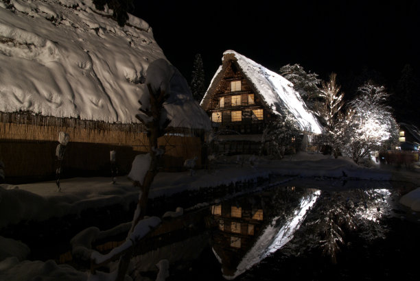 日本岐阜的白川灯会在冬季点亮图片下载