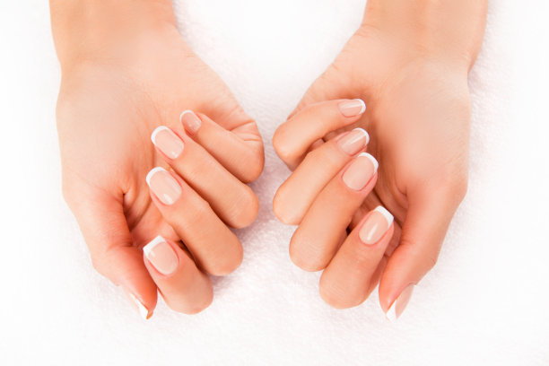 照片的女人的手与完美的皮肤和美甲图片下载