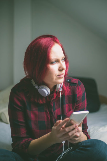 年轻女子拿着手机图片下载