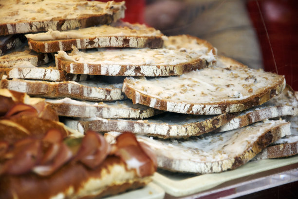 涂了猪油的面包图片下载