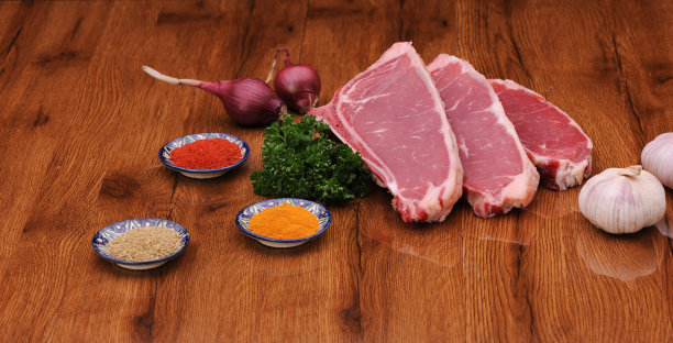 板上放着生肉和香料图片下载