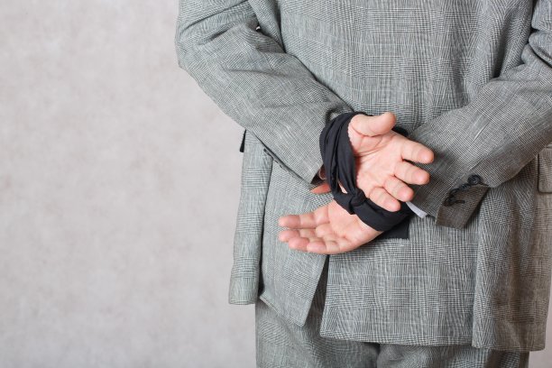 用黑色布料绑住的手图片下载