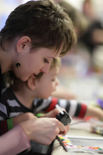 母亲和儿子用胶枪图片下载