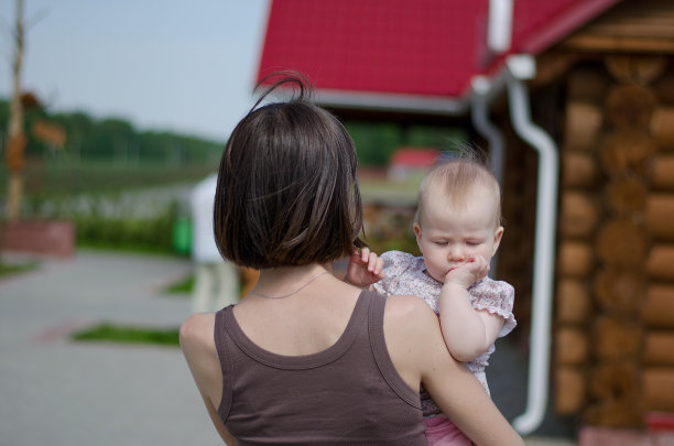 那个女孩在母亲身边图片下载