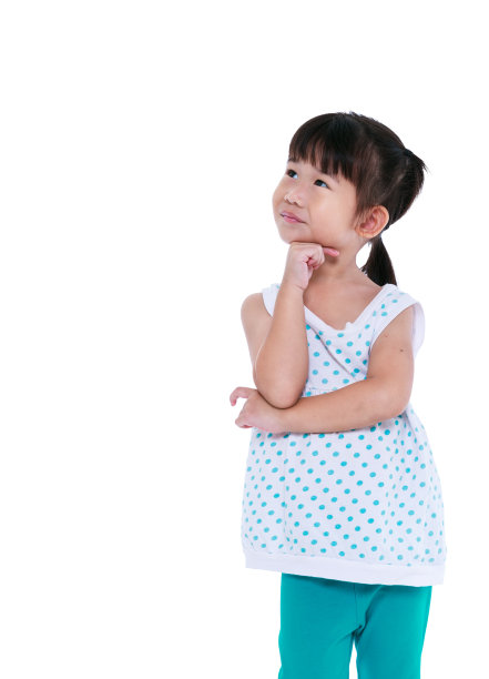 亚洲女孩思考和微笑。在白色背景上隔离图片下载