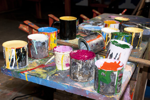 油漆瓶，刷子和油漆罐图片下载