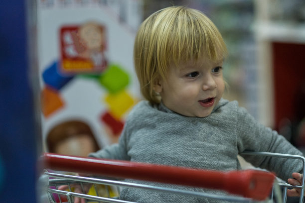 小男孩在购物图片下载
