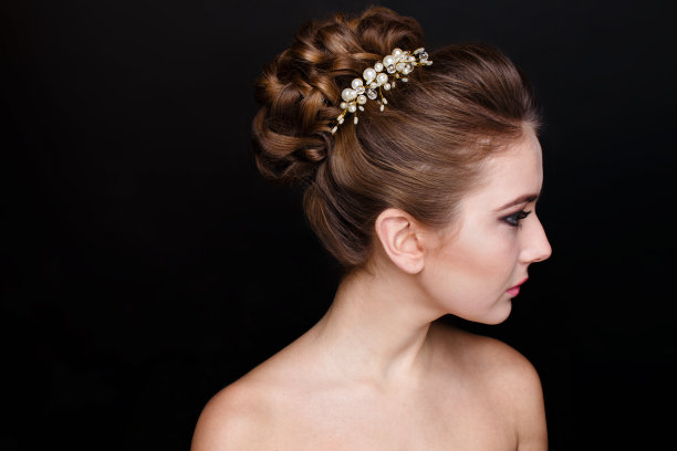 画室里穿着衣服的漂亮女人的肖像图片下载