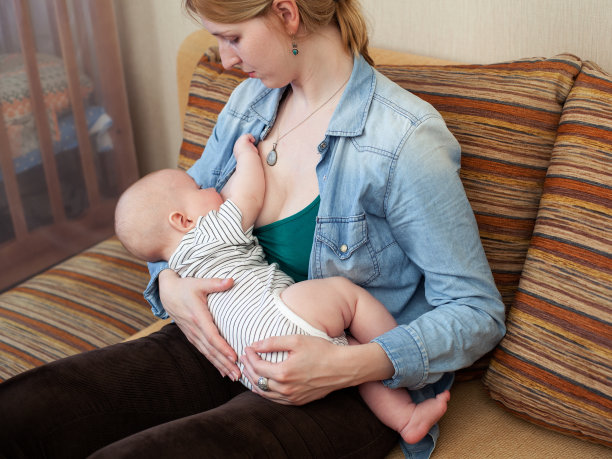 妈妈一手抱着孩子图片下载