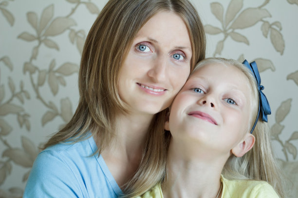 幸福的母亲和她十几岁的女儿的全家福图片下载