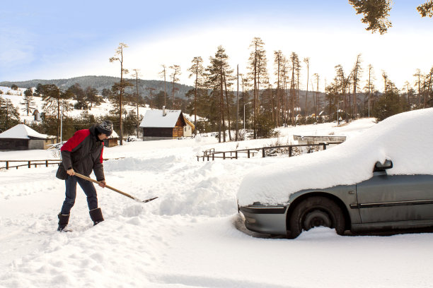 冬天铲雪的人图片下载
