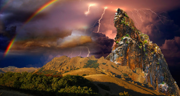 彩虹和闪电掠过岩石图片下载