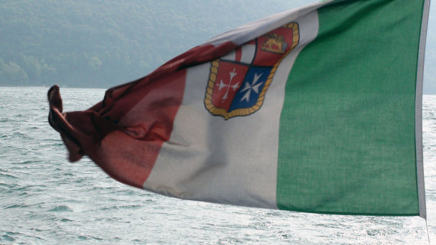 位于意大利欧洲的科莫湖上飘扬的意大利国旗图片下载