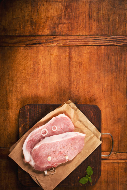 厨房桌子上放着生牛排，有复印空间图片下载