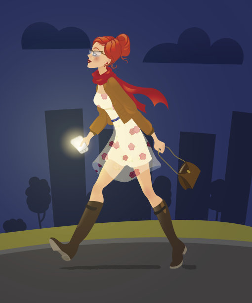 一个拿着手机的女孩在夜巷里独自行走。女人性格。图片下载