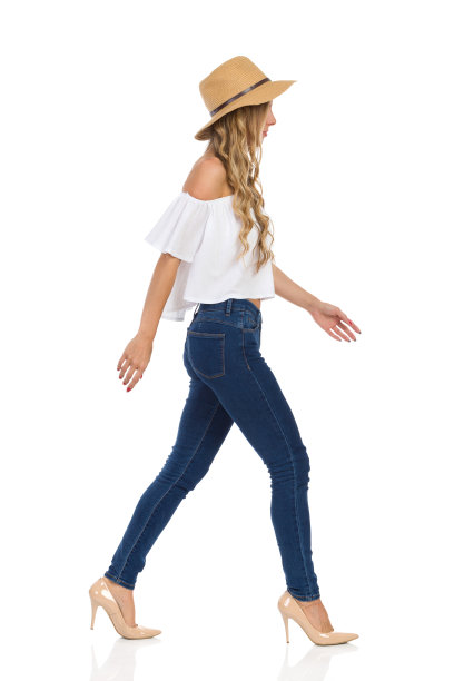 戴草帽的妇女行走侧景孤立图片下载