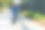 快乐的男孩在自行车道上骑自行车图片下载