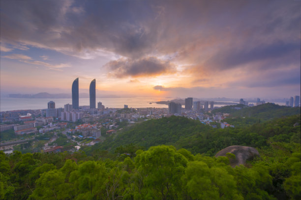 黄昏时分从五老峰俯瞰厦门鼓浪屿图片下载