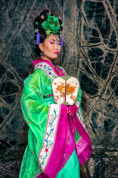 穿着中国传统服饰的傲慢女人图片下载