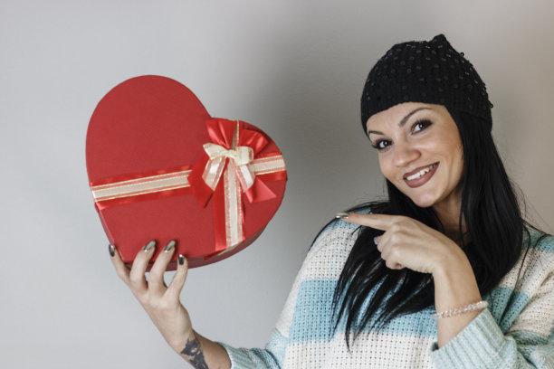 有魅力的女孩，心，在白色的背景图片下载