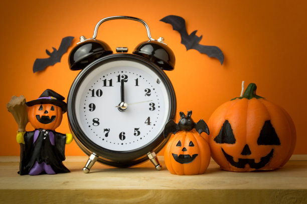 万圣节南瓜放在木桌上图片下载