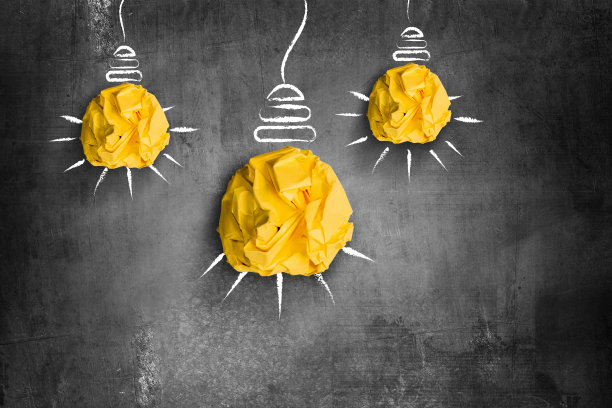 皱纸灯泡的想法或创新概念图片下载