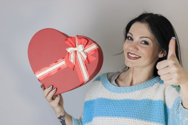 有魅力的女孩，心，在白色的背景图片下载