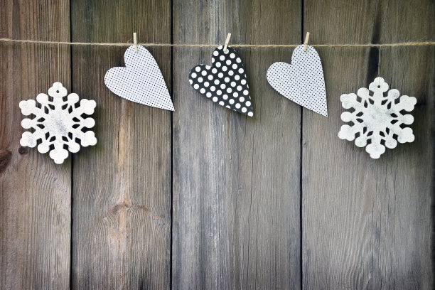 旧木头背景上的雪花和手工制作的心图片下载