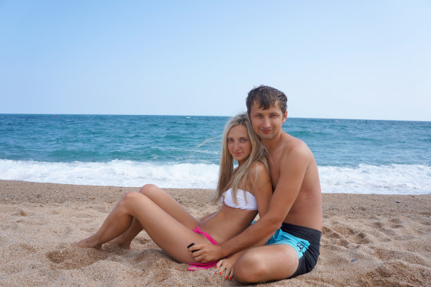 青年男女在海边休息图片下载