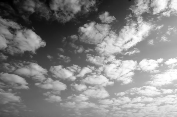 天空与蓬松的云背景在黑色和白色。图片下载
